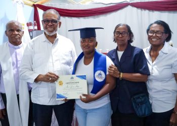 Desarrollo de la Comunidad impulsa el emprendimiento local; gradúa decenas de mujeres en San Cristóbal