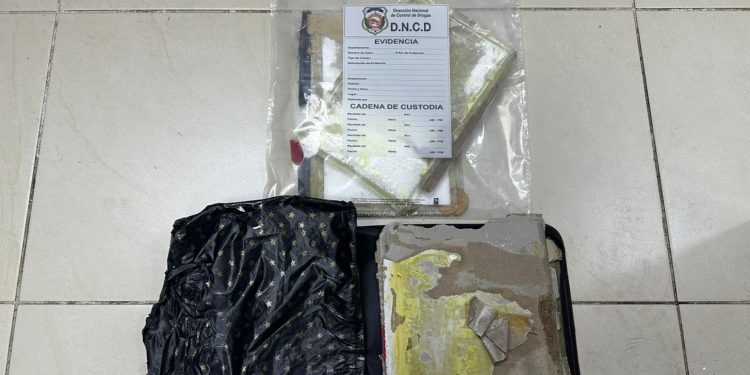 Frustran envío a EE.UU. y Rotterdam de láminas de cocaína ocultas en carpetas