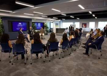 Presidente Abinader participa en encuentro con estudiantes dominicanos de la Universidad Internacional de Florida