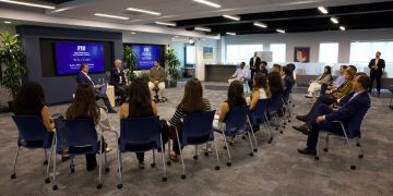 Presidente Abinader participa en encuentro con estudiantes dominicanos de la Universidad Internacional de Florida
