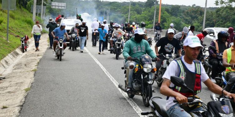 PN arremete con bombas lacrimógenas contra marcha pacífica en respaldo a planta de residuos sólidos 