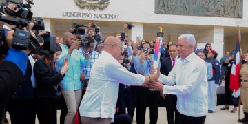 Presidente del Senado recibe antorcha de los XXV Juegos Centroamericanos y del Caribe Santo Domingo 2026