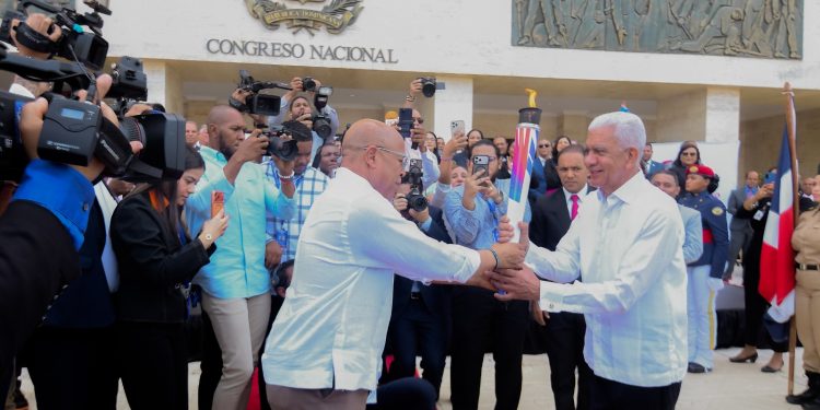 Presidente del Senado recibe antorcha de los XXV Juegos Centroamericanos y del Caribe Santo Domingo 2026