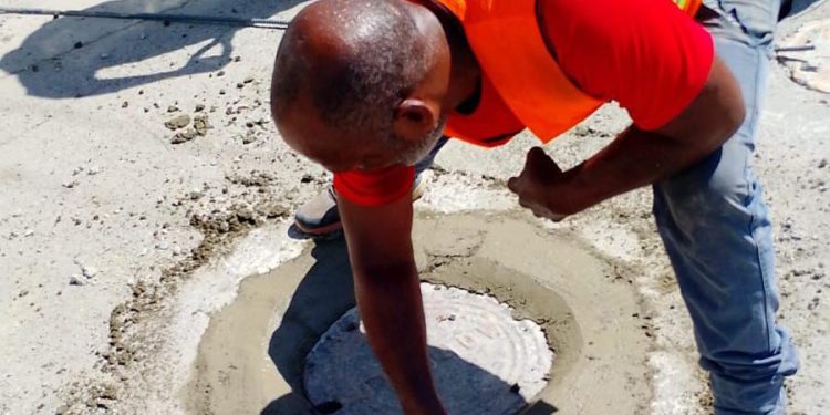 Alcaldía SDE aclara tapas de filtrantes en la calle Progreso esquina Hípica fueron instaladas conforme al proceso técnico