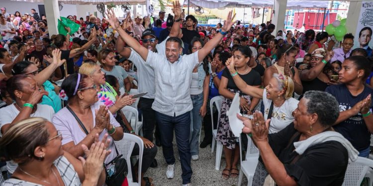 Pedro Jiménez rinde homenaje y lleva regalos y alegría a cientos de madres de la circunscripción 2 del Distrito Nacional