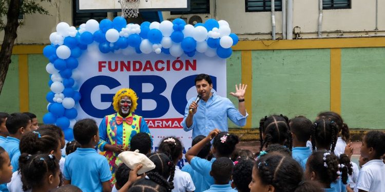 Fundación GBC celebra cumpleaños a 37 niños de la Escuela Madame Germaine en El Millón y reconoce a estudiantes destacados