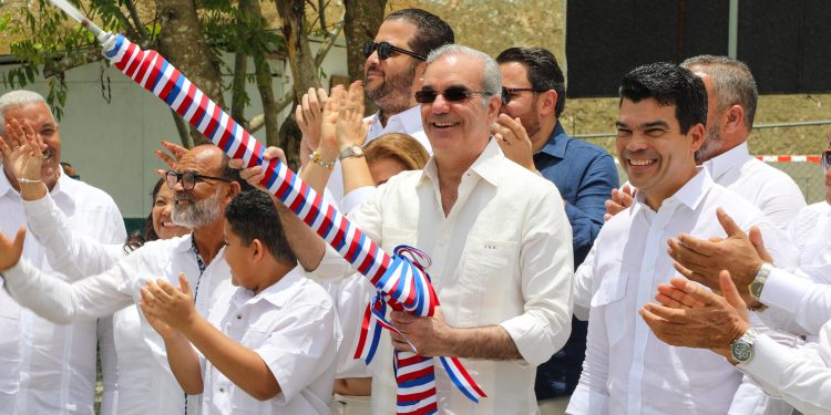 Tras más de 40 años de espera, presidente Abinader y Wellington Arnaud inauguran acueducto múltiple San José de Ocoa-Sabana Larga que beneficiará a más de 56 mil habitantes