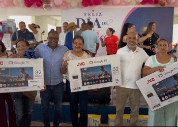 Agustín Burgos celebra Día de las Madres junto a más de 1,000 mujeres que respaldan su labor social en La Vega