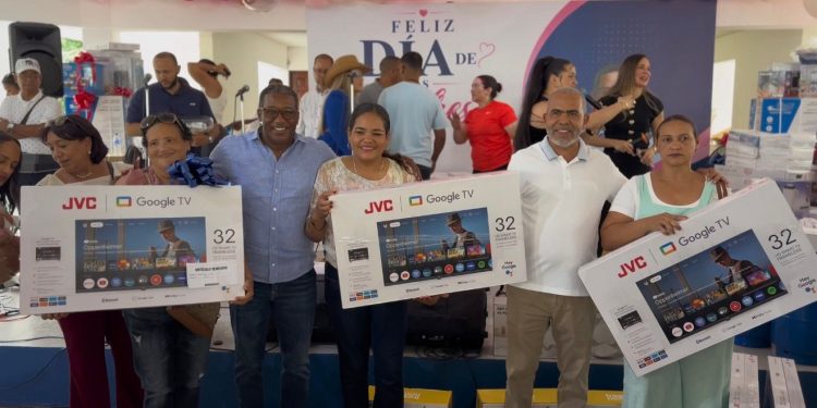 Agustín Burgos celebra Día de las Madres junto a más de 1,000 mujeres que respaldan su labor social en La Vega