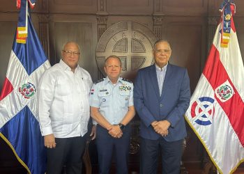 Gómez Díaz visita al comandante general de la Fuerza Aérea de República Dominicana