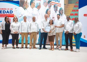 Presidente Luis Abinader entrega en Haina 1,279 títulos de propiedad y beneficia 6,385 personas   