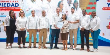 Presidente Luis Abinader entrega en Haina 1,279 títulos de propiedad y beneficia 6,385 personas   