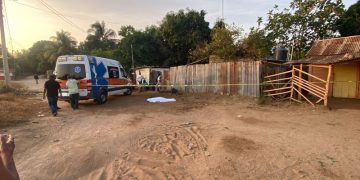 Mujer muere tras ser apuñalada; señalan a una hermana como presunta responsable