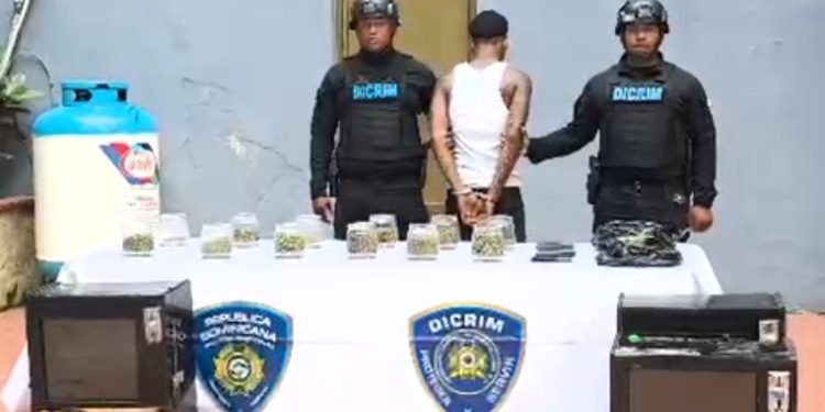 Policía interviene punto de venta de drogas en Capotillo y detiene a un hombre durante operativo