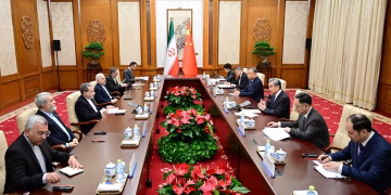 Tras la reunión en China, el régimen de Irán dijo que solo accederá a un acuerdo de paz con Estados Unidos si le resulta “justo”