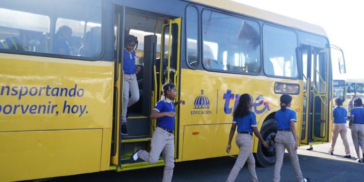 Gobierno evalúa incluir a colegios privados en transporte escolar TRAE