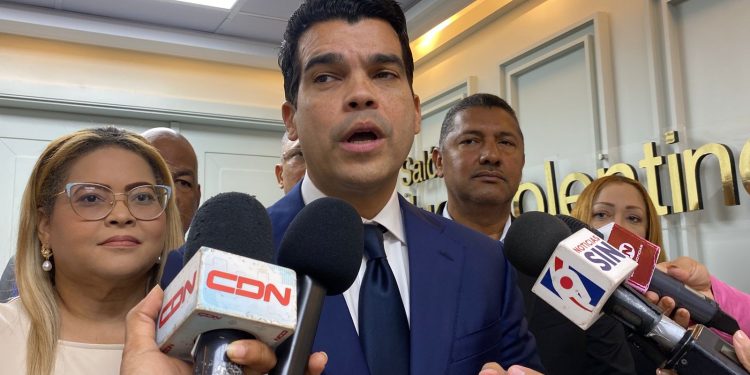 Wellington Arnaud explica a diputados tercera etapa del Saneamiento Universal en Costeras y Ciudades Turísticas 