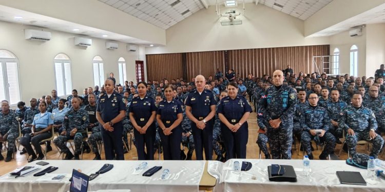 Policía Nacional imparte jornada sobre manejo de emociones, violencia intrafamiliar y uso proporcional de la fuerza