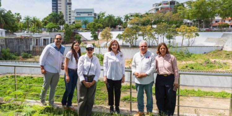 Alcaldesa del Distrito supervisa avances en remodelación del parque Núñez de Cáceres