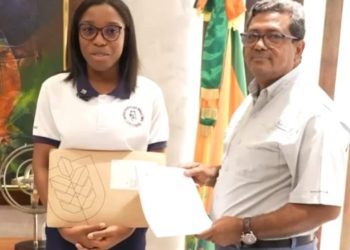 Alcaldía de Los Alcarrizos entrega RD$100 mil a joven con beca universitaria para estudiar en EE.UU.