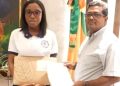Alcaldía de Los Alcarrizos entrega RD$100 mil a joven con beca universitaria para estudiar en EE.UU.
