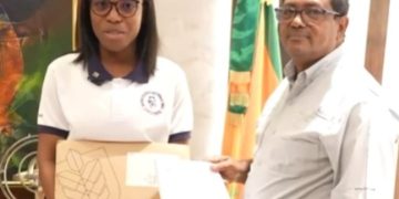 Alcaldía de Los Alcarrizos entrega RD$100 mil a joven con beca universitaria para estudiar en EE.UU.