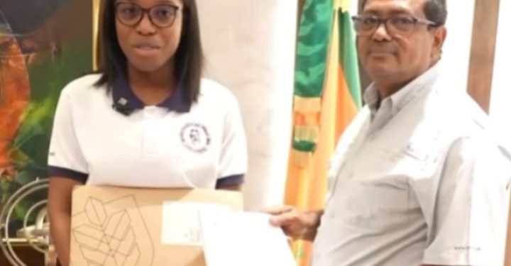 Alcaldía de Los Alcarrizos entrega RD$100 mil a joven con beca universitaria para estudiar en EE.UU.