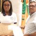 Alcaldía de Los Alcarrizos entrega RD$100 mil a joven con beca universitaria para estudiar en EE.UU.