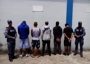 Policía detiene cinco antisociales en flagrante delito, les ocupa cuatro motocicletas y recupera pertenencias sustraídas a una persona en Sabana Perdida, SDN