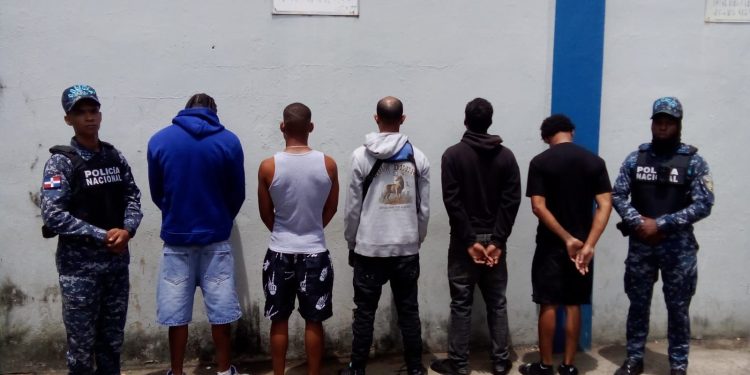 Policía detiene cinco antisociales en flagrante delito, les ocupa cuatro motocicletas y recupera pertenencias sustraídas a una persona en Sabana Perdida, SDN