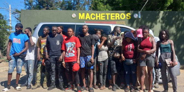 Ejército intercepta minibús con 25 indocumentados tras persecución en Valverde