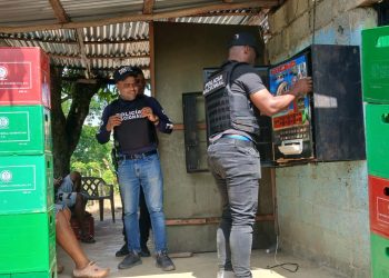 Policia preventiva y DINTEL ocupan máquinas tragamonedas ilegales durante operativos en SDN y Monte Plata
