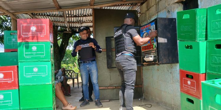 Policía preventiva y DINTEL ocupan máquinas tragamonedas ilegales durante operativos en SDN y Monte Plata