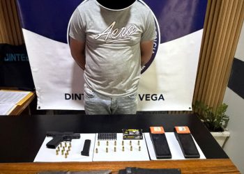 Policía Nacional ocupa arma ilegal, municiones, verifones y armas blancas durante allanamientos en La Vega
