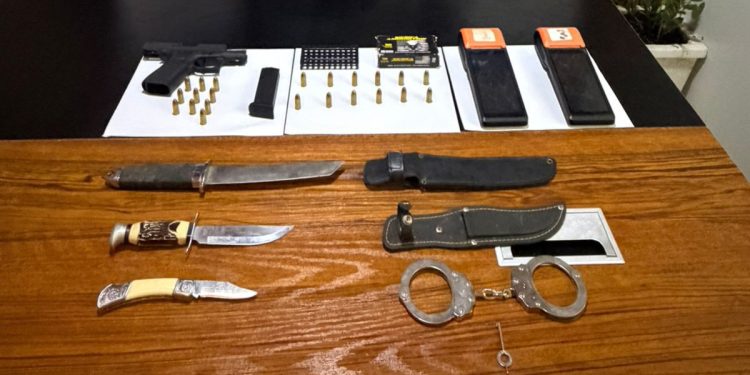 Policía Nacional ocupa arma ilegal, municiones, verifones y armas blancas durante allanamientos en La Vega