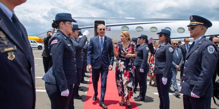 Presidente Abinader llega a Costa Rica para participar en toma de posesión de Laura Fernández 