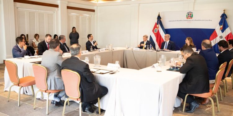 Presidente Abinader sostiene encuentro con empresarios de Costa Rica organizado por la Embajada Dominicana