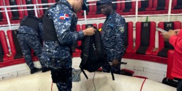 Policía clausura gallera clandestina y ocupa armas durante operativo en Villa Hermosa, La Romana