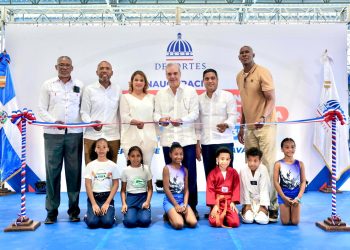 Presidente Abinader y Kelvin Cruz entregan pabellones deportivos en La Romana