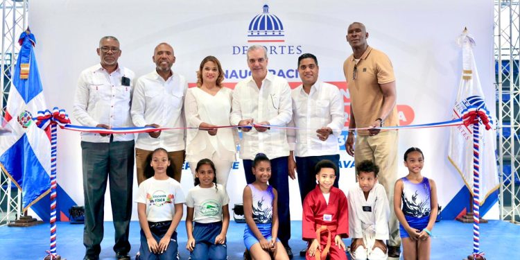 Presidente Abinader y Kelvin Cruz entregan pabellones deportivos en La Romana
