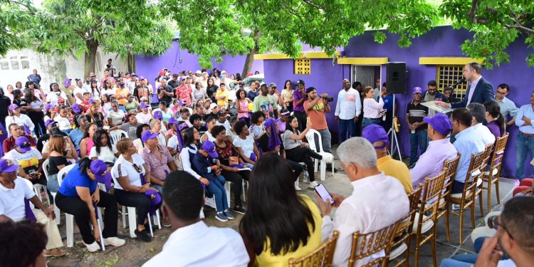 Johnny Pujols afirma que “el pueblo aclama el regreso del PLD”, y juramenta a decenas de jóvenes y dirigentes del PRM en San Cristóbal