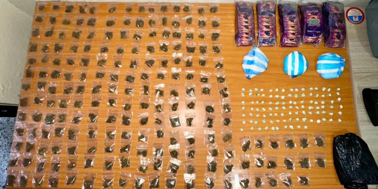 Policía desarticula presunta banda vinculada a robo millonario en residencia de La Vega; ocupan fusil AR-15, drogas y vehículos