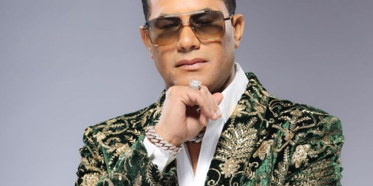 Raulín Rodríguez llega al Parque Central de Santiago con una noche prometida de pura bachata