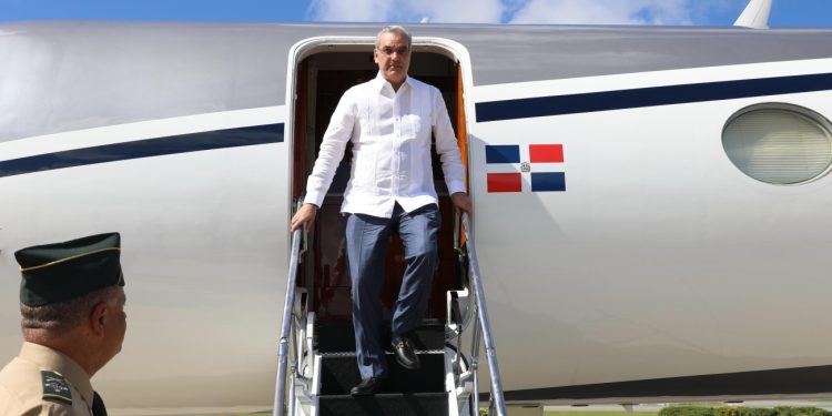 Presidente Abinader se reintegra a sus labores en el Palacio Nacional después de regresar de Guyana