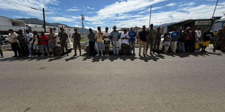 Tres vehículos con 19 haitianos indocumentados fueron interceptados por soldados del Ejército en Constanza