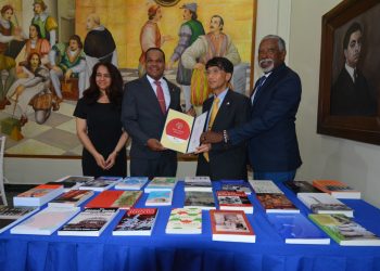 UASD recibe donación de libros de Embajada de Japón