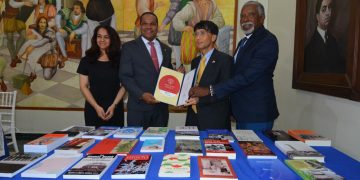 UASD recibe donación de libros de Embajada de Japón