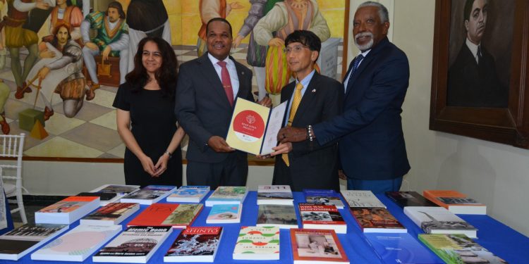 UASD recibe donación de libros de Embajada de Japón