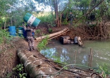 Policía Nacional desmantela fábrica clandestina de bebidas alcohólicas adulteradas en Bahoruco
