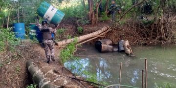 Policía Nacional desmantela fábrica clandestina de bebidas alcohólicas adulteradas en Bahoruco